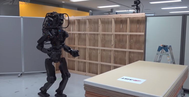 Desarrollan un robot albañil con inteligencia artificial y brazos mecánicos capaz de construir grandes estructuras
